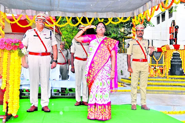 పోలీసుల సేవలు అజరామరం