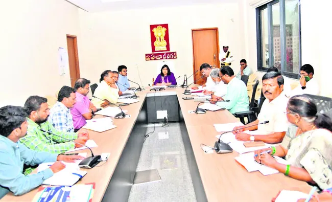 ఇందిరమ్మ ఇళ్ల గ్రౌండింగ్లో వేగం పెంచాలి