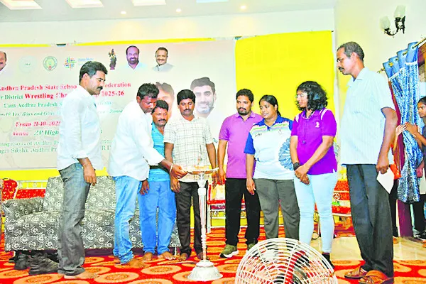 అండర్–19 కుస్తీ పోటీలు ప్రారంభం