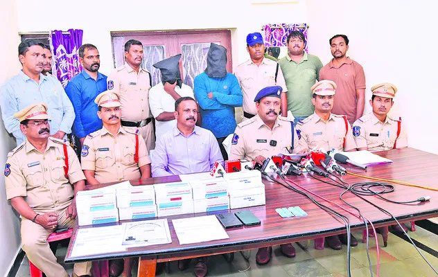 మత్తు పదార్థాలు సేవిస్తున్న 17 మందిపై కేసు