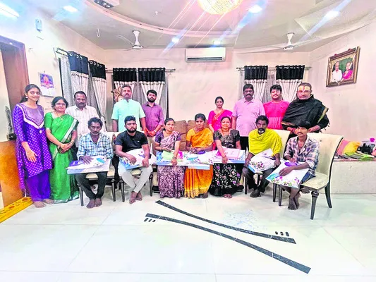 కార్మికులతో సహపంక్తి భోజనం
