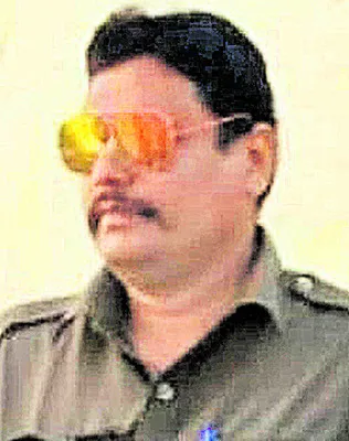 రోడ్డు ప్రమాదంలో హోంగార్డు మృతి 