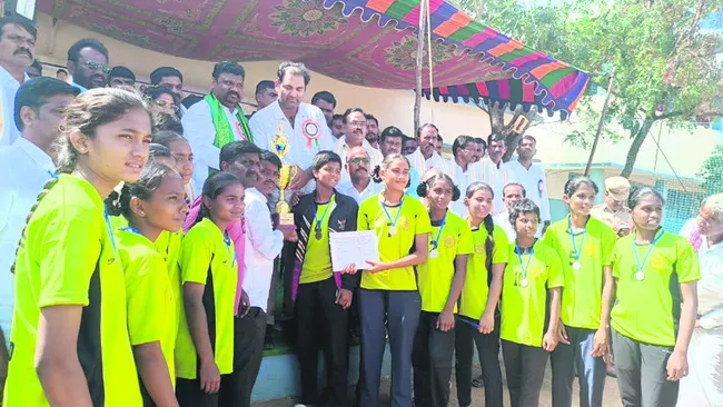 వాలీబాల్‌ టోర్నమెంట్‌లో రన్నర్‌గా నిజామాబాద్‌ 