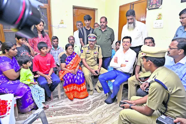 కానిస్టేబుల్ ప్రమోద్ కుటుంబానికి అండగా ఉంటాం..