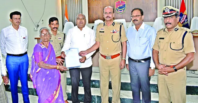 అమరుల కుటుంబాలకు ఇళ్ల పట్టాలు