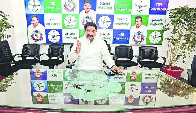జర్నలిస్టులపై అక్రమ కేసులతో వేధింపులు దారుణం