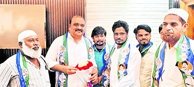 టీడీపీ నుంచి వలసలుగా వైఎస్సార్ సీపీలోకి..