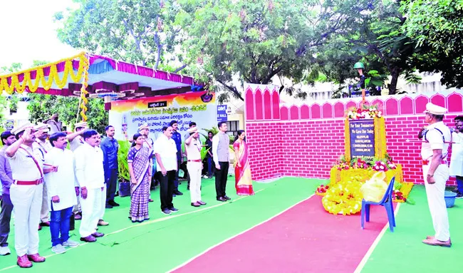 పోలీస్‌ అమరవీరుల త్యాగాలు చిరస్మరణీయం