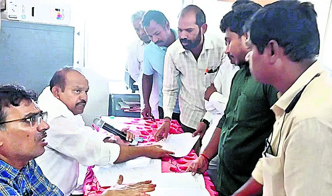 భూ పరిహారంలో అన్యాయం 