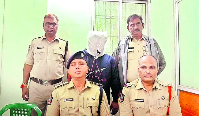 నకిలీ టీసీ అరెస్టు 
