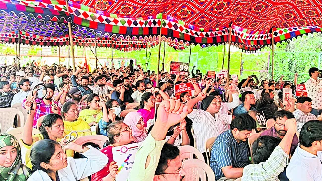 సమస్యలు పరిష్కరిస్తేనే సమ్మె విరమిస్తాం