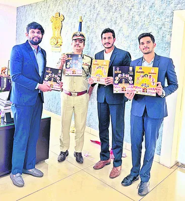 ‘రియల్ హీరోస్కి మా వందనం’ బుక్లెట్ల ఆవిష్కరణ