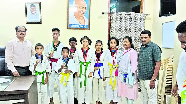 తైక్వాండో పోటీల విజేతలకు డీఈఓ అభినందన