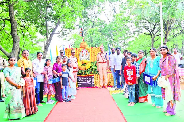 పోలీస్‌ అమరుల త్యాగాలు చిరస్మరణీయం