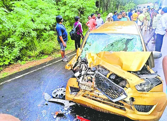 శ్రీశైలం ఘాట్లో రోడ్డు ప్రమాదం