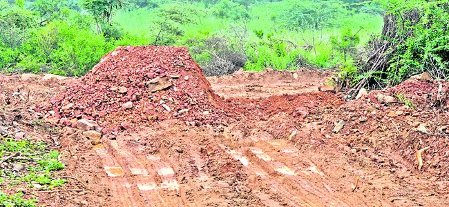 కొండల్ని పిండి చేస్తున్నారు!