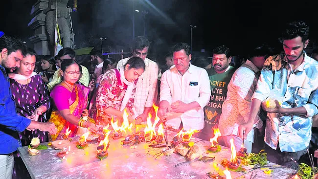 భక్తుల దీపారాధన