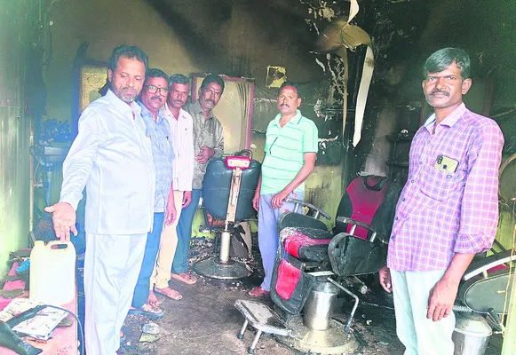 షార్ట్‌ సర్క్యూట్‌తో సెలూన్‌ షాపు దగ్ధం