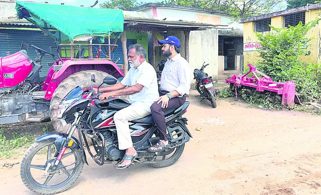 బైక్పై వెళ్లి.. తనిఖీ చేసి