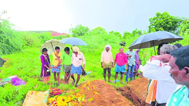 అమ్మకు కన్నీటి వీడ్కోలు