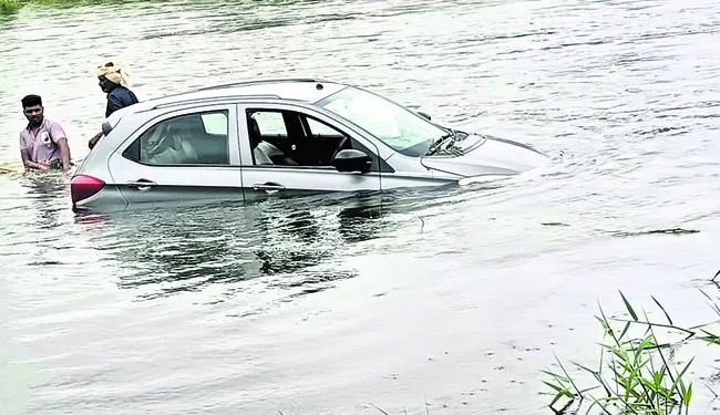 కారు పోయిందే!