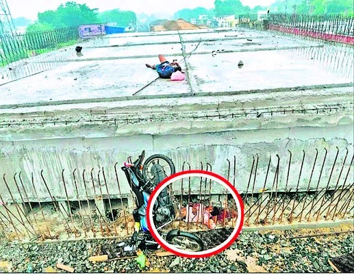 కారు బోల్తా: ఇద్దరు దుర్మరణం