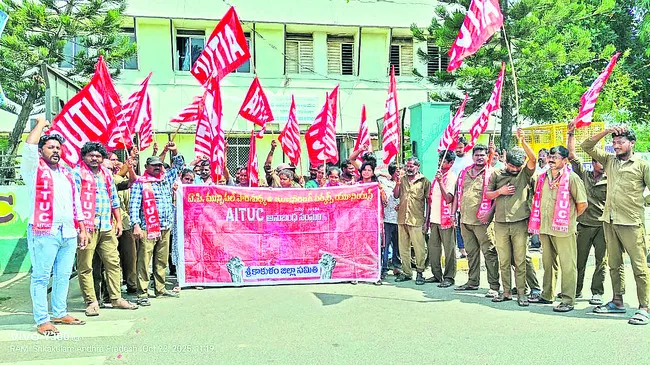 కార్మికుల సమస్యలు పరిష్కరించాలి 