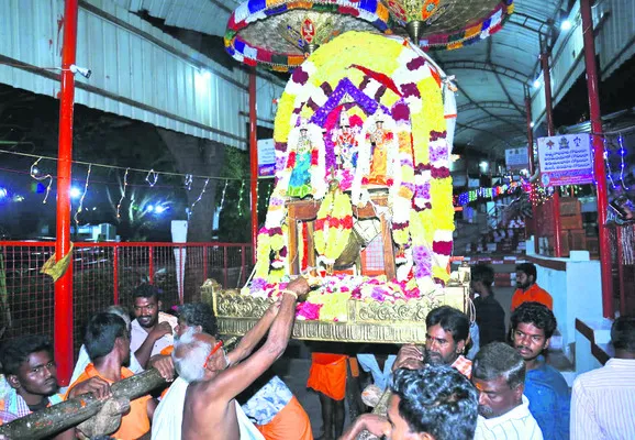 మయూర వాహనంపై కురుమూర్తిరాయుడు