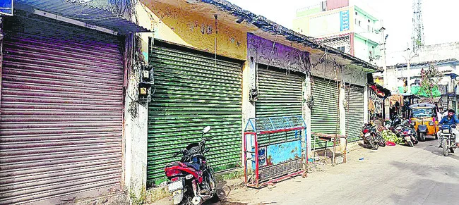 దుకాణ సముదాయానికి తాళం