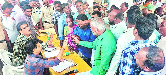 భూములిచ్చేది లేదు