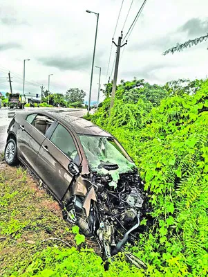 లారీని ఢీకొన్న కారు 