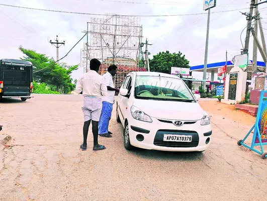 జొన్నవాడలో అనధికార వసూళ్లు 