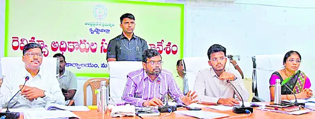 రెవెన్యూ సమస్యలపై  ప్రత్యేక దృష్టి: కలెక్టర్‌ బాలాజీ 
