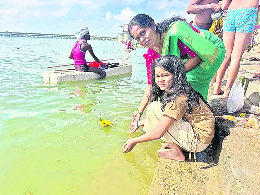 అమ్మవారి ఆలయంలో భక్తుల సందడి