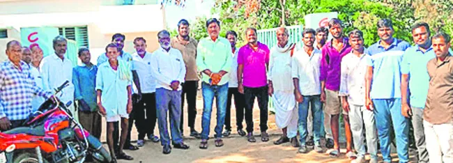 ఉపాధ్యాయుడ్ని సస్పెండ్ చేయాలి