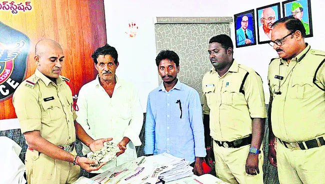 ఆలయ కమిటీ సభ్యులకు ఆభరణాల అందజేత