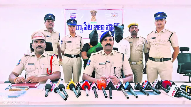 వృద్ధురాలి హత్య కేసులో ముగ్గురు నిందితుల అరెస్ట్