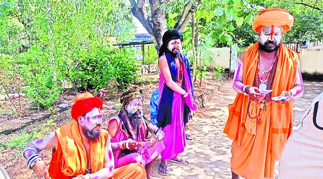 భిక్షాటన పేరుతో సాధువుల మోసం