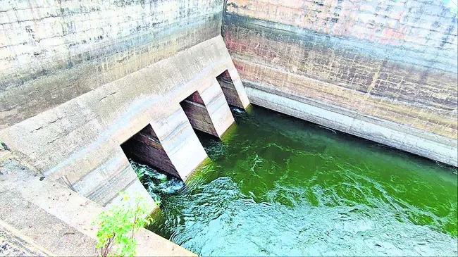 మొరాయిస్తున్న గేట్లు