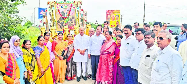చెన్నమ్మ ధైర్య సాహసాలు ఆదర్శప్రాయం