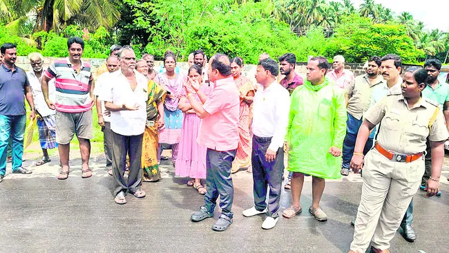 వర్షపు నీరు తొలగించాలని రాస్తారోకో