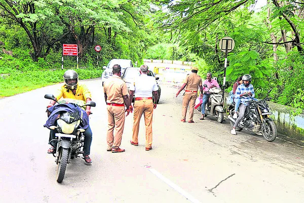 భారీ వాహనాలు నిషేధం