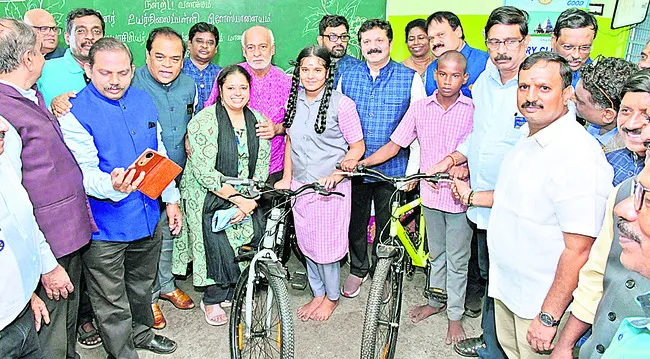 విద్యార్థులకు సైకిళ్ల పంపిణీ