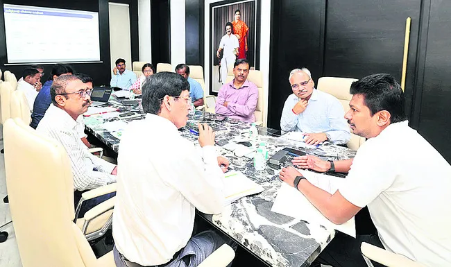 సమష్టిగా విపత్తులను ఎదుర్కొంద్దాం..