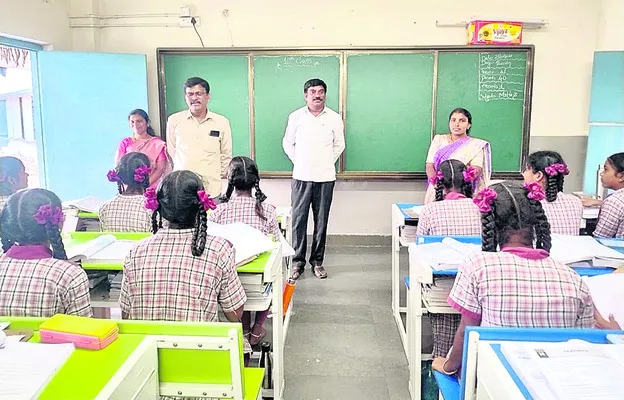 మెనూ ప్రకారం భోజనం అందించాలి