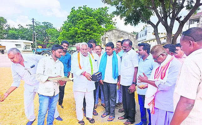 ఆంక్షలు లేకుండా మక్కలు కొనాలి