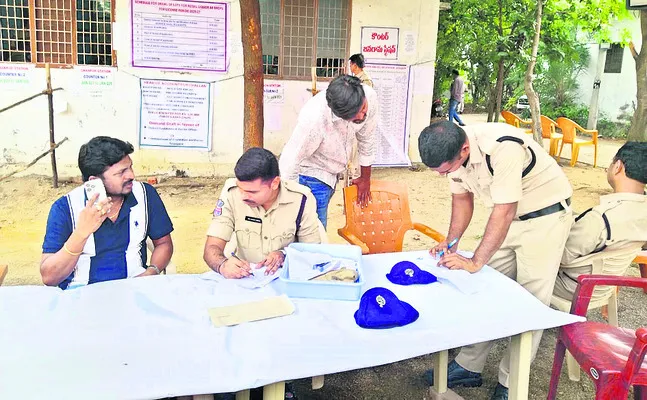 మద్యం షాపులకు దరఖాస్తులు 1695