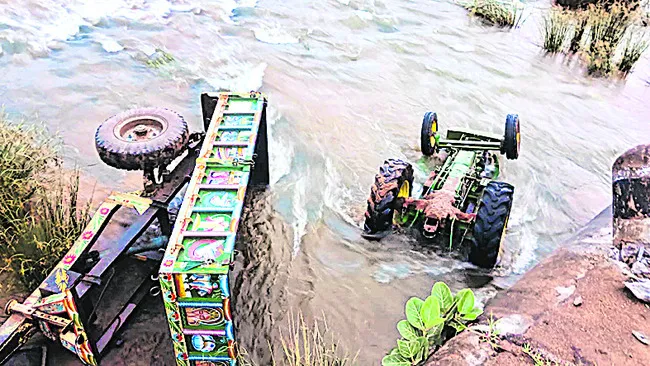 కాజ్వేపై నుంచి మునేరులో పడిన ఇసుక ట్రాక్టర్
