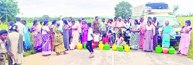 తాగేందుకు నీళ్లూ ఇవ్వలేరా?