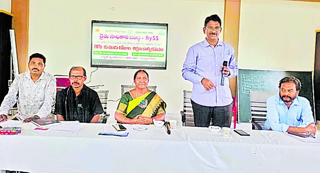 అంతర పంటల విధానాన్ని అవలంబించాలి